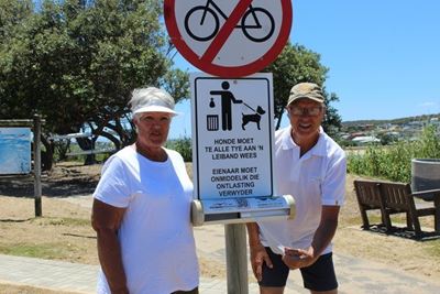 Mense en hulle honde in Stilbaai