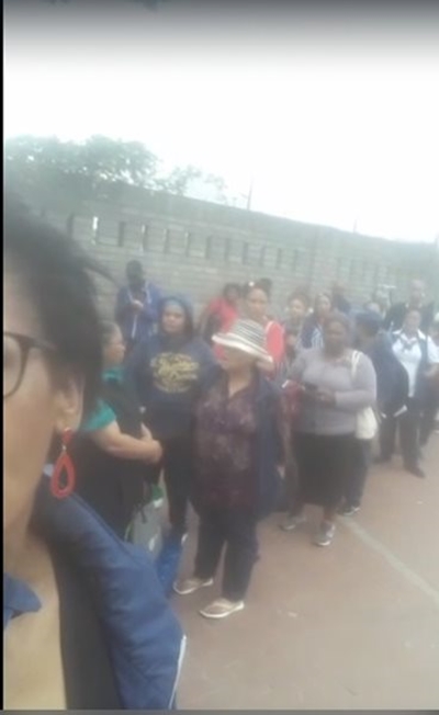 Passasiers keelvol vir lang gewag vir busse