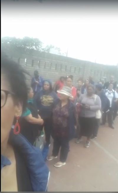 Passasiers keelvol vir lang gewag vir busse