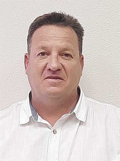 Ondersoekbeampte kry 'n klop op die skouer