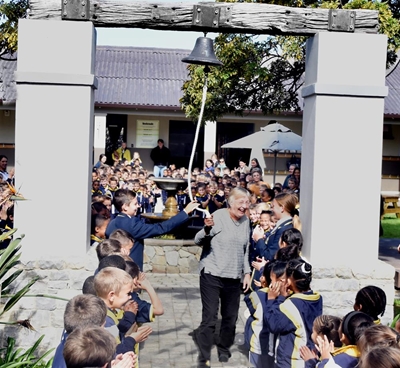 Knysna Laer onnie lui haar laaste klok
