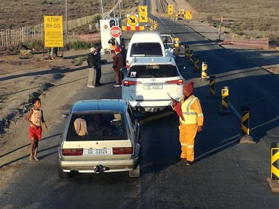 Motoriste kla oor kinders wat bedel