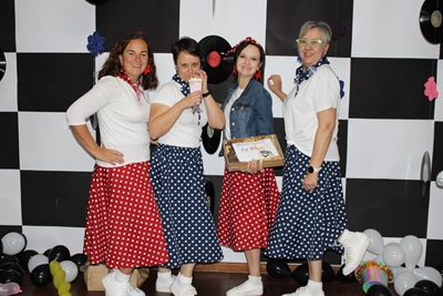 Hamburgers, musiek en plesier by Eljada Nasorgsentrum se fondsinsameling
