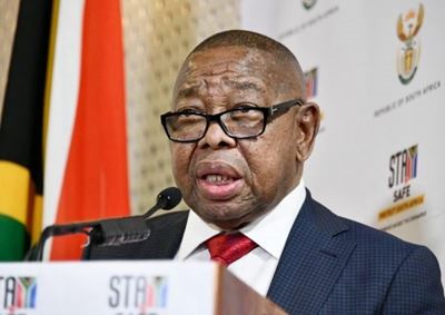 Nzimande pushes for more e-learning as NSFAS students wait for laptops