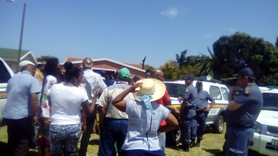 New Dawn Parkers te voet na munisipaliteit