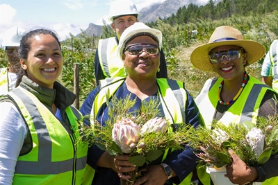Minister gets a taste of local hops in George