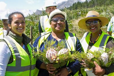 Minister gets a taste of local hops in George