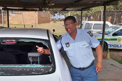 Riotous crowd turns on police
