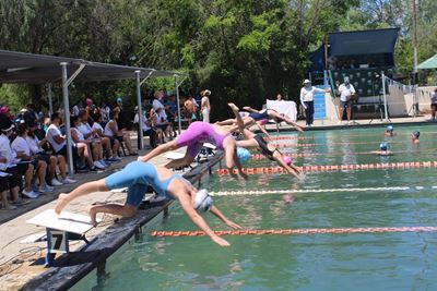 Oudtshoorn-swemmers presteer