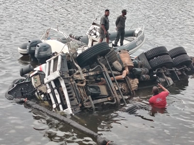 Truck overturns on N2, lands in Knysna Lagoon