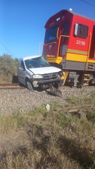 Voertuig en trein bots buite Addo