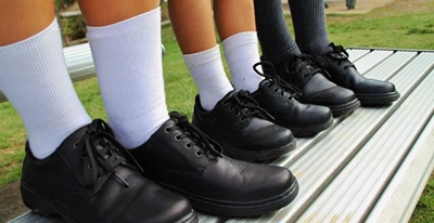 Skenk skoolskoene vir jong leerders