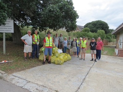 Stilbaai vrywilligers maak skoon