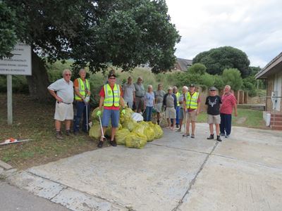 Stilbaai vrywilligers maak skoon