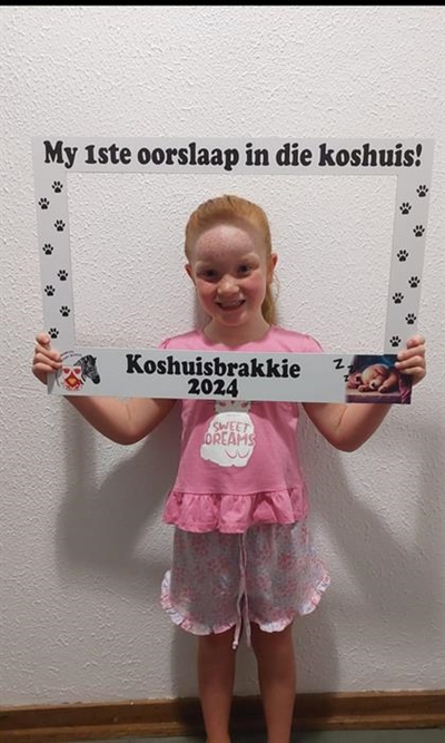 Klein Kari vind haar voete in die koshuis