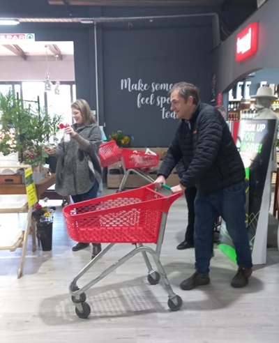 Trollies vol koffie en vleis vir lootjiewenners