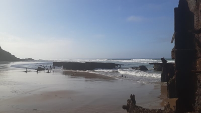 Vrou se liggaam spoel op strand uit