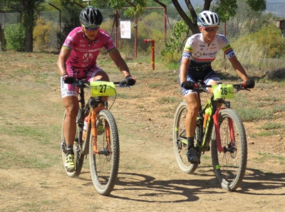 Fietsrykampioene deel in Leopard Crawl