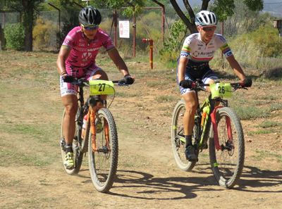 Fietsrykampioene deel in Leopard Crawl