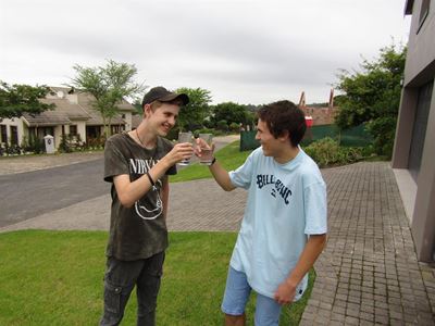 Tieners drink vir 'n jaar net water