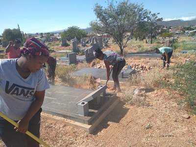 Helping Hands maak begraafplaas skoon