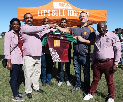 Buco George skenk rugbytruie aan Maori's