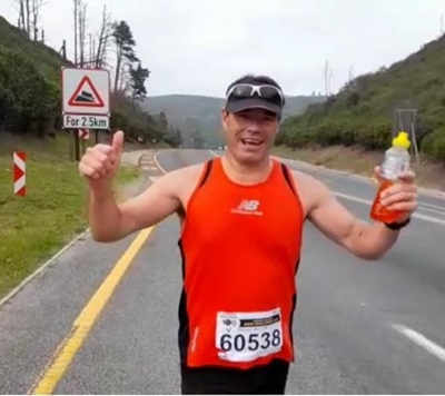 Man hardloop Comrades vir jeugbediening