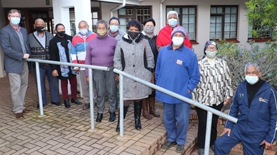 Mossel Bay Cares besoek apteke, klinieke en tehuis