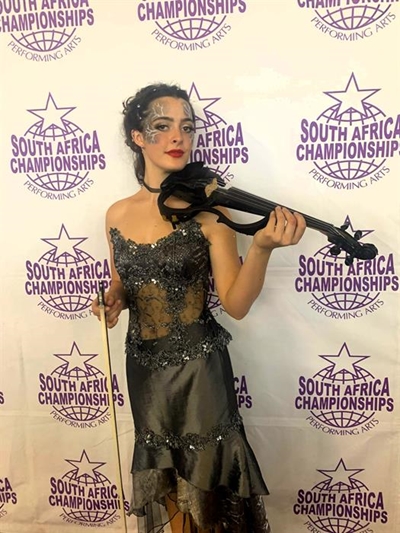 Maja pak haar tas vir die stad van die engele