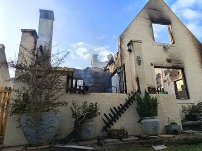 MOSSEL BAY FIRE UPDATE: More than ten homes destroyed as fire devastates Vakansieplaas