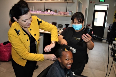 An afternoon at the salon for young heroine