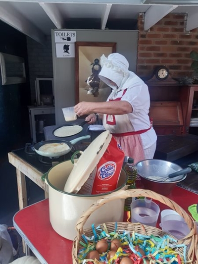 Tannie Stienie kuier in Voorbaai op Nasionale Melktertdag