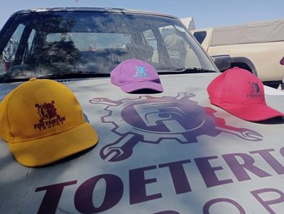 11 jongmense, 3 ou tjorre en die Toetertoe Trophy