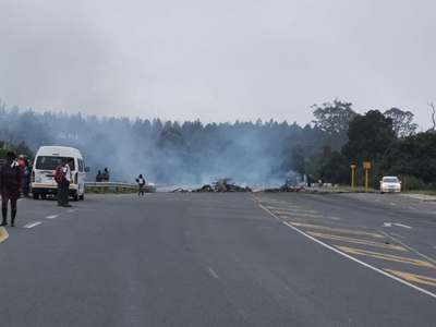 Nekkies road blocked by protesters