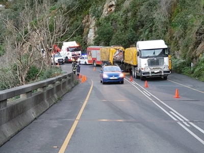 Truck obscures traffic on Outeniqua Pass