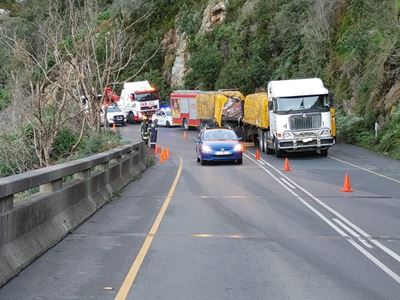 Truck obscures traffic on Outeniqua Pass