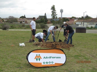 AfriForum vier boomplantmaand saam met munisipaliteit
