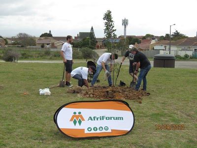 AfriForum vier boomplantmaand saam met munisipaliteit