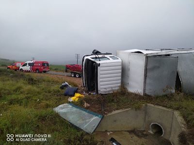 Truck topples over on Uniondale road
