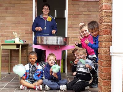 Kleuters verwelkom die lente