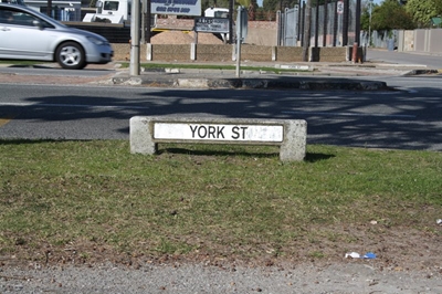 Vrou glo byna helder oordag in Yorkstraat verkrag