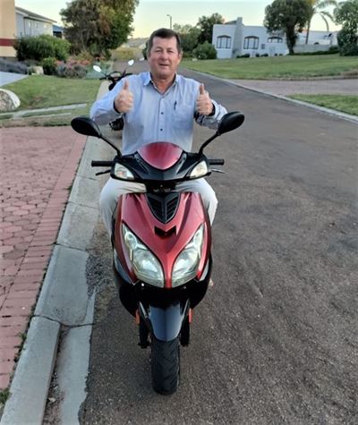 Scooter toer vir skoolbus