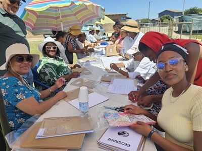 Vrywilligers help skoolboeke oortrek