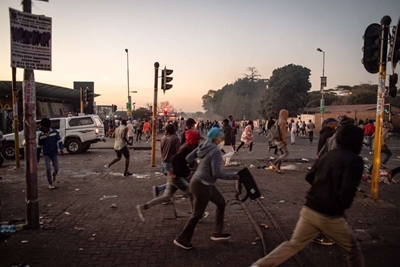 Looters target liquor outlets to capitalise on prohibition