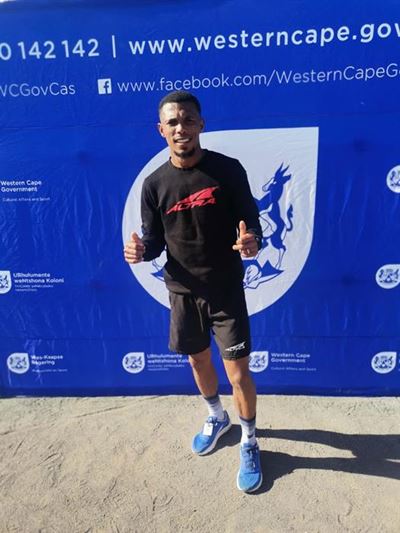 April en Ngube presteer by Beaufort Wes-marathon