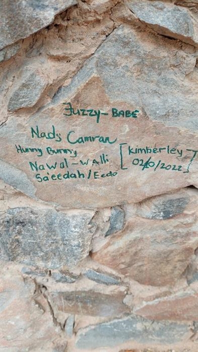 Meiringspoort-graffiti word gereeld afgewas