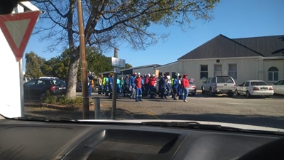 Municipal employees protest for better pay