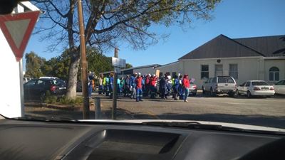 Municipal employees protest for better pay