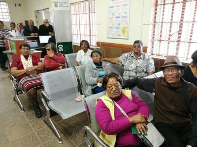 Ladismith-polisie help bejaardes