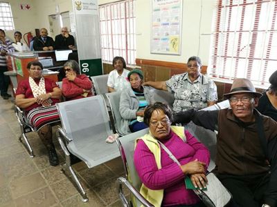 Ladismith-polisie help bejaardes